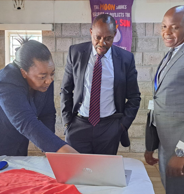 Edzes CEO (Center), together with PKH CEO (Right) and HR Manager (LEft) have a discussion during the PKH SP validation workshop